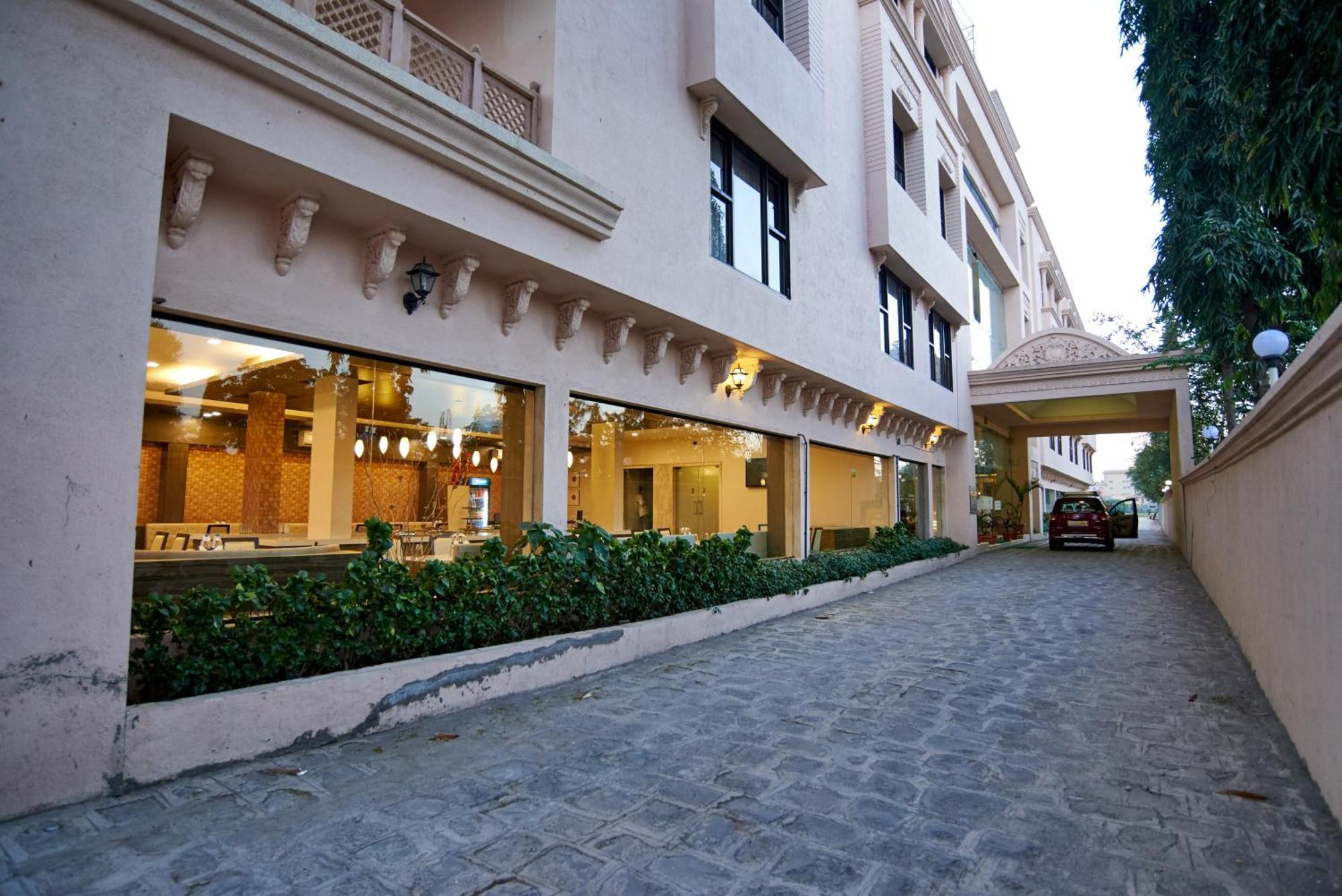 Hotel Jc Castle Shirdi Esterno foto