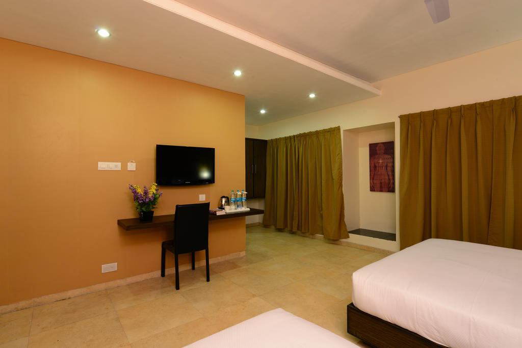 Hotel Jc Castle Shirdi Esterno foto