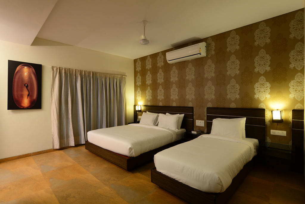 Hotel Jc Castle Shirdi Esterno foto