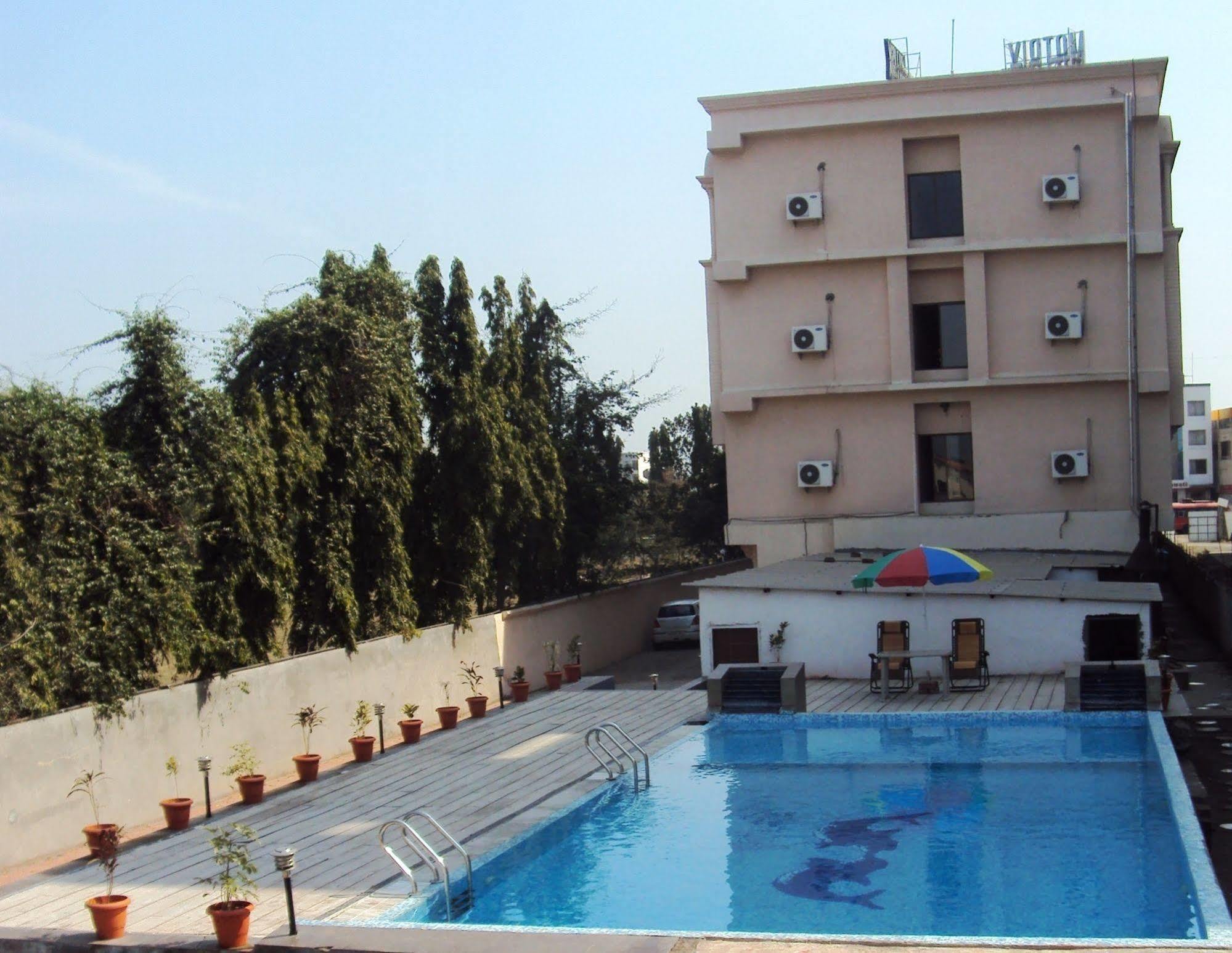 Hotel Jc Castle Shirdi Esterno foto