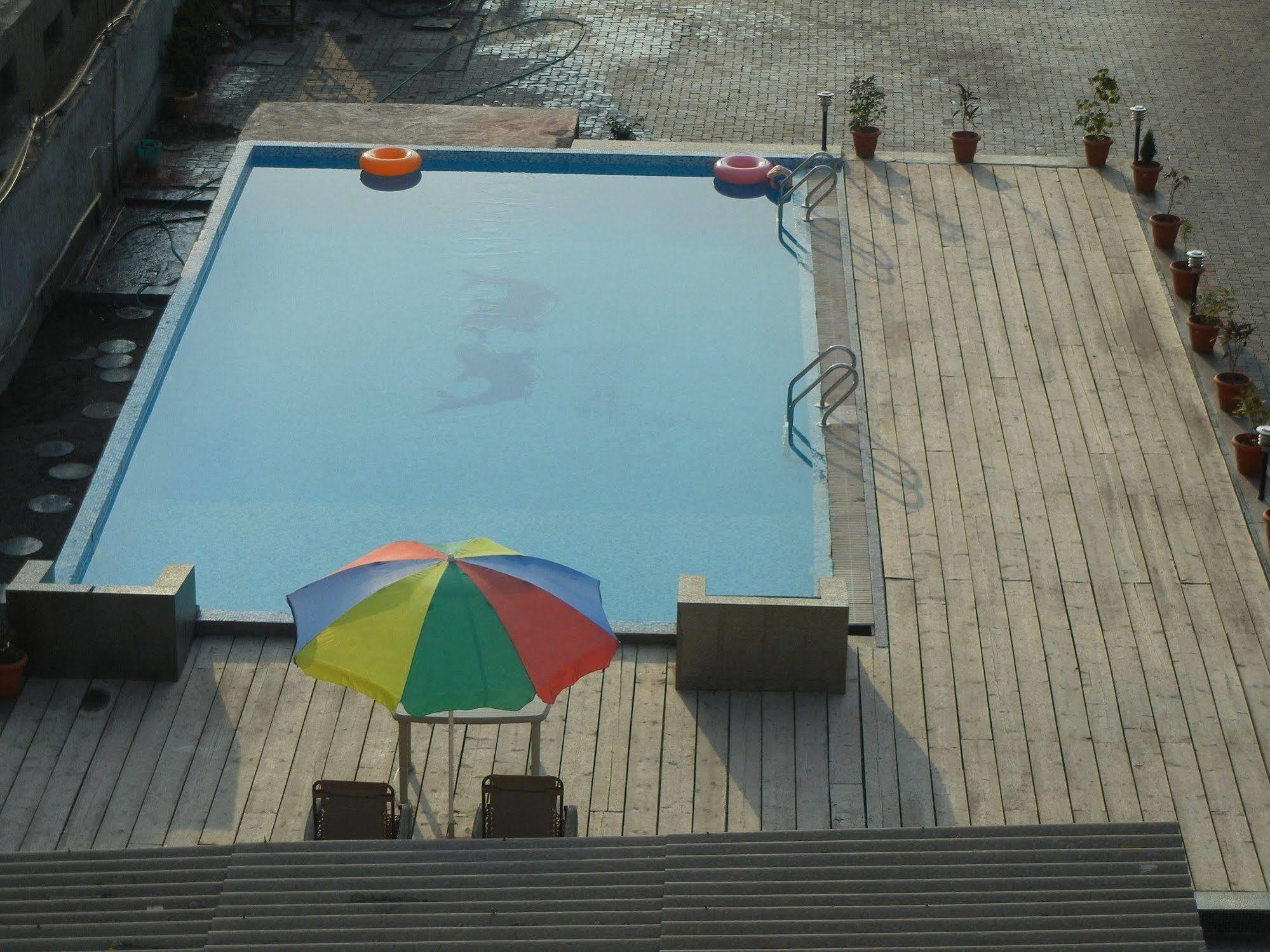 Hotel Jc Castle Shirdi Esterno foto