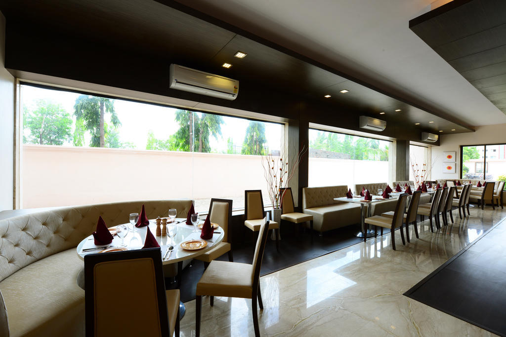 Hotel Jc Castle Shirdi Esterno foto