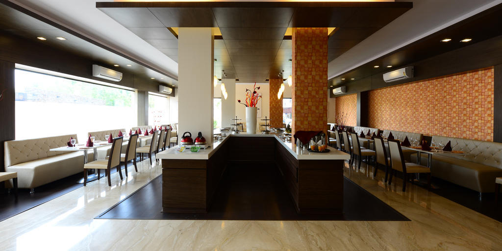 Hotel Jc Castle Shirdi Esterno foto
